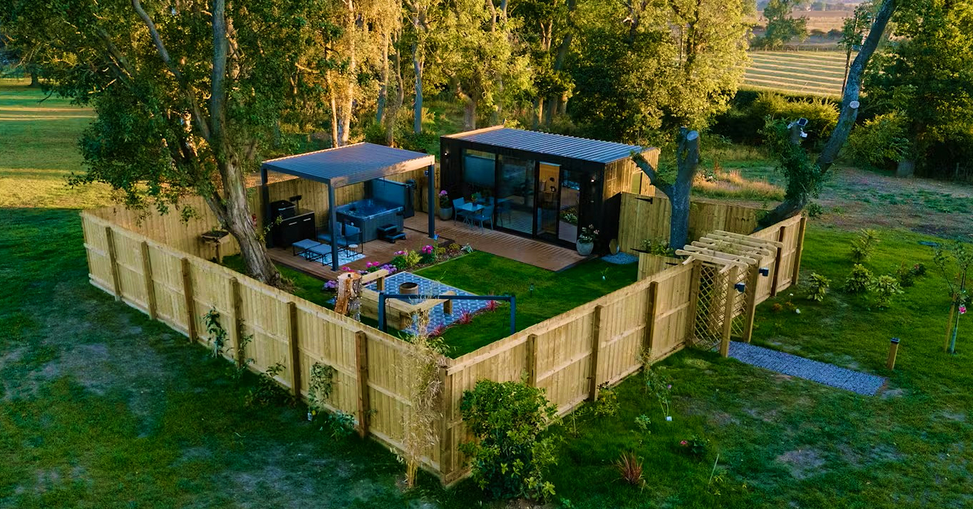 luxury cabin with hot tub Northumberland - Enclosed for your pets safety
